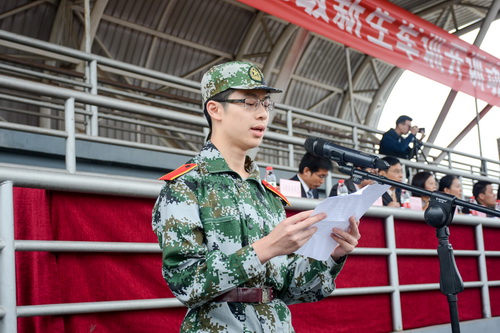 军训学生代表戚扬发言_调整大小